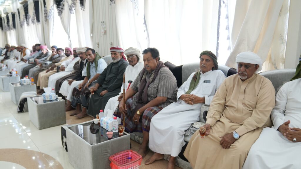 محافظ المهرة بن ياسر يعقد لقاءً تشاوريًا مع الشيوخ والأعيان لتعزيز التهدئة والحفاظ على الاستقرار محافظ المهرة بن ياسر يعقد لقاءً تشاوريًا مع الشيوخ والأعيان لتعزيز التهدئة والحفاظ على الاستقرار