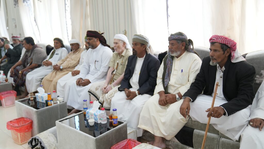 محافظ المهرة بن ياسر يعقد لقاءً تشاوريًا مع الشيوخ والأعيان لتعزيز التهدئة والحفاظ على الاستقرار محافظ المهرة بن ياسر يعقد لقاءً تشاوريًا مع الشيوخ والأعيان لتعزيز التهدئة والحفاظ على الاستقرار