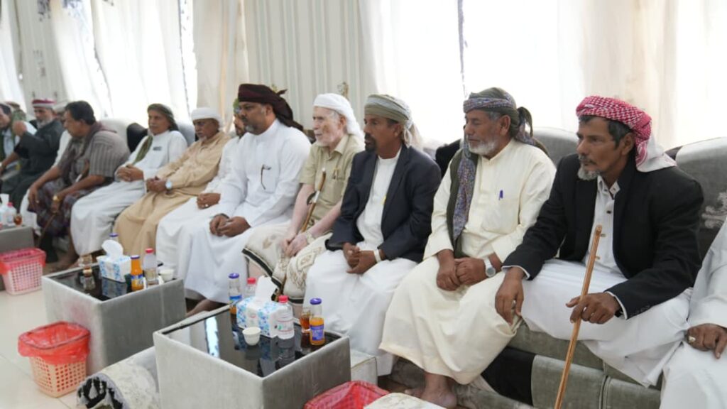 محافظ المهرة بن ياسر يعقد لقاءً تشاوريًا مع الشيوخ والأعيان لتعزيز التهدئة والحفاظ على الاستقرار محافظ المهرة بن ياسر يعقد لقاءً تشاوريًا مع الشيوخ والأعيان لتعزيز التهدئة والحفاظ على الاستقرار