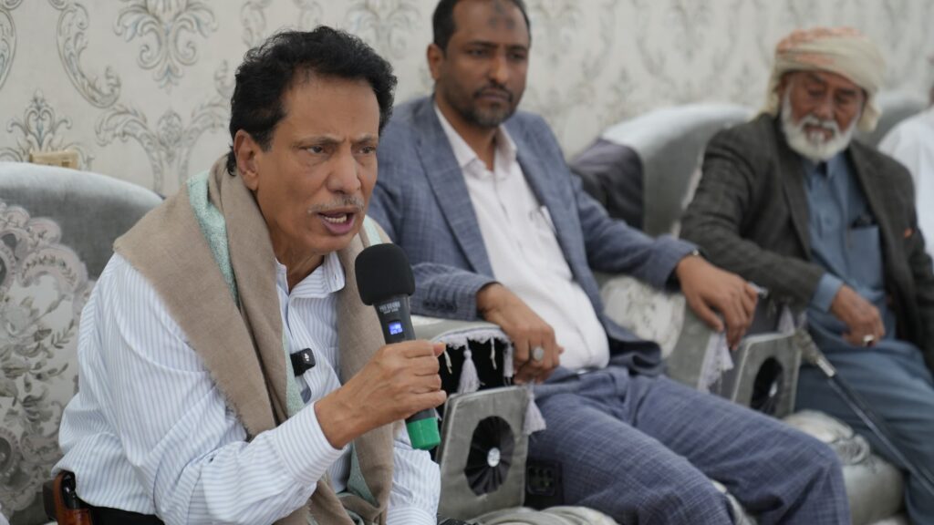 محافظ المهرة بن ياسر يعقد لقاءً تشاوريًا مع الشيوخ والأعيان لتعزيز التهدئة والحفاظ على الاستقرار محافظ المهرة بن ياسر يعقد لقاءً تشاوريًا مع الشيوخ والأعيان لتعزيز التهدئة والحفاظ على الاستقرار