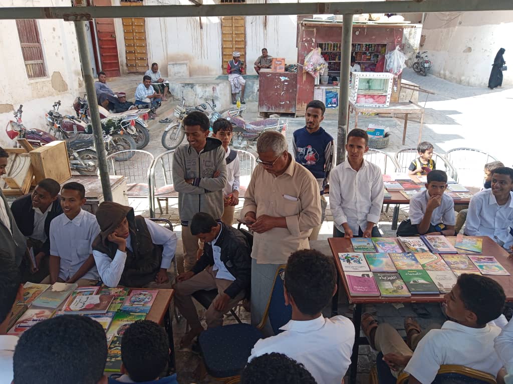 بمناسبة اليوم العالمي للغة العربية .. مدرسة عبدالله بن سميط بمدينة شبام تنظم معرض الكتب المتنوعة بمناسبة اليوم العالمي للغة العربية .. مدرسة عبدالله بن سميط بمدينة شبام تنظم معرض الكتب المتنوعة