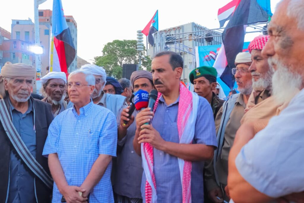 الإعلامي أكرم النهدي يصل ساحة الاعتصام بالمكلا ويؤكد دعمه لاستعادة الدولة الجنوبية الإعلامي أكرم النهدي يصل ساحة الاعتصام بالمكلا ويؤكد دعمه لاستعادة الدولة الجنوبية