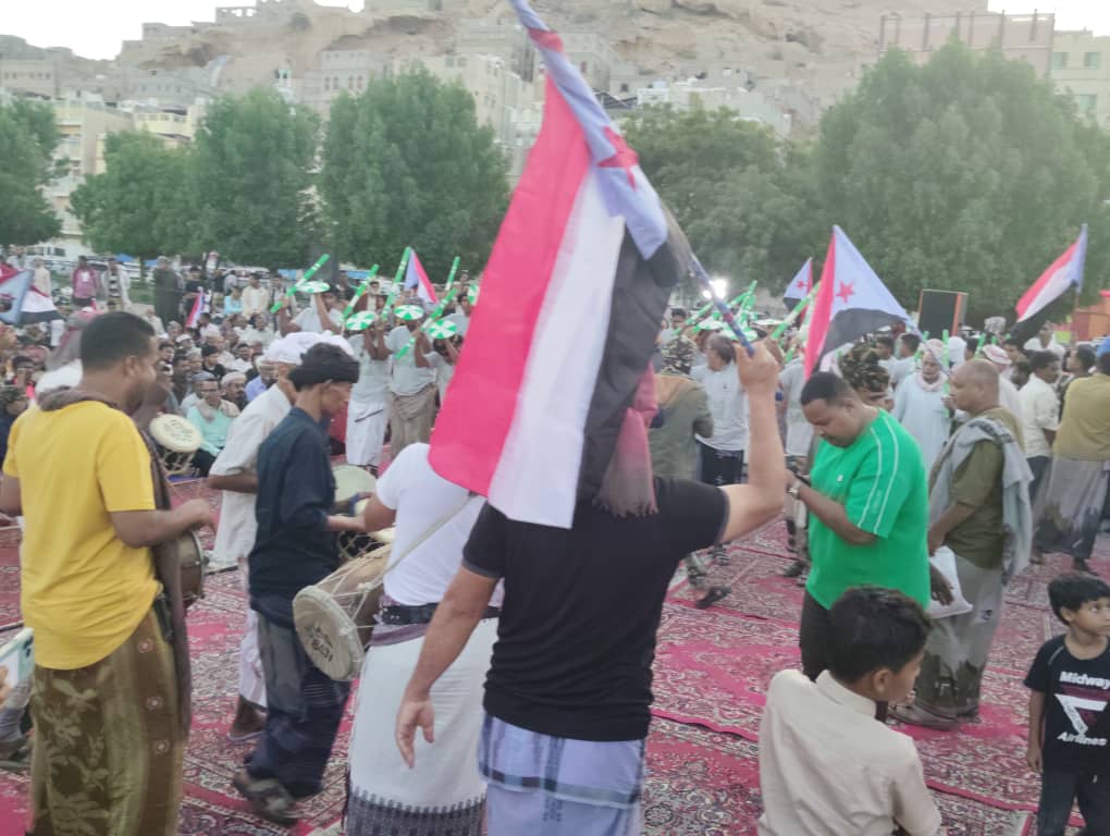 الإعلامي أكرم النهدي يصل ساحة الاعتصام بالمكلا ويؤكد دعمه لاستعادة الدولة الجنوبية الإعلامي أكرم النهدي يصل ساحة الاعتصام بالمكلا ويؤكد دعمه لاستعادة الدولة الجنوبية