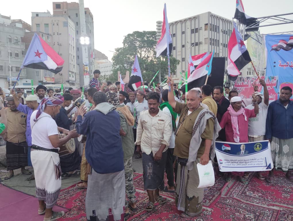 الإعلامي أكرم النهدي يصل ساحة الاعتصام بالمكلا ويؤكد دعمه لاستعادة الدولة الجنوبية الإعلامي أكرم النهدي يصل ساحة الاعتصام بالمكلا ويؤكد دعمه لاستعادة الدولة الجنوبية