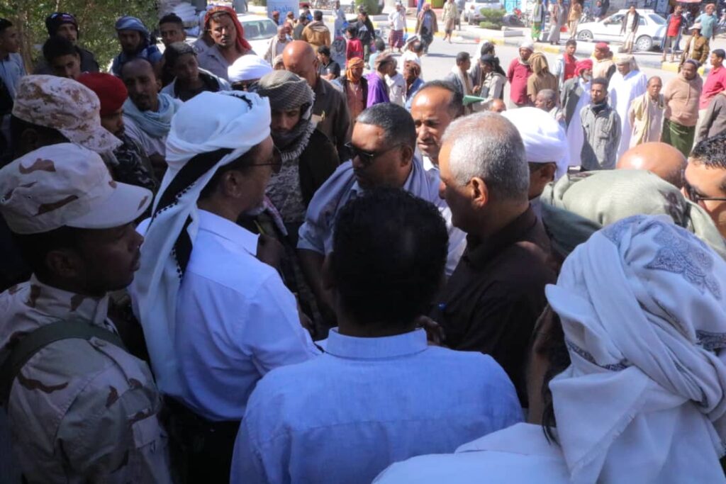 السلطة المحلية بمديرية سيئون تنفذ حملة ميدانية للحد من العشوائيات بسوق المدينة. السلطة المحلية بمديرية سيئون تنفذ حملة ميدانية للحد من العشوائيات بسوق المدينة.