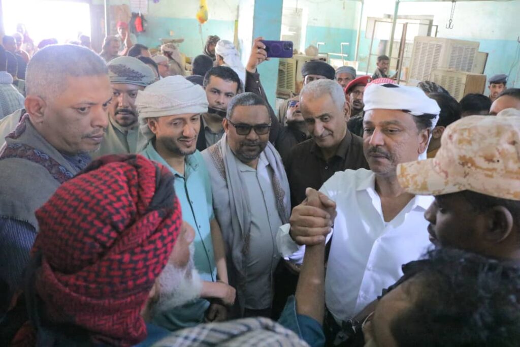 السلطة المحلية بمديرية سيئون تنفذ حملة ميدانية للحد من العشوائيات بسوق المدينة. السلطة المحلية بمديرية سيئون تنفذ حملة ميدانية للحد من العشوائيات بسوق المدينة.