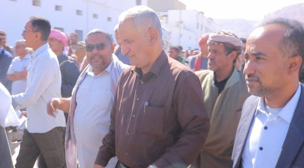 السلطة المحلية بمديرية سيئون تنفذ حملة ميدانية للحد من العشوائيات بسوق المدينة. السلطة المحلية بمديرية سيئون تنفذ حملة ميدانية للحد من العشوائيات بسوق المدينة.