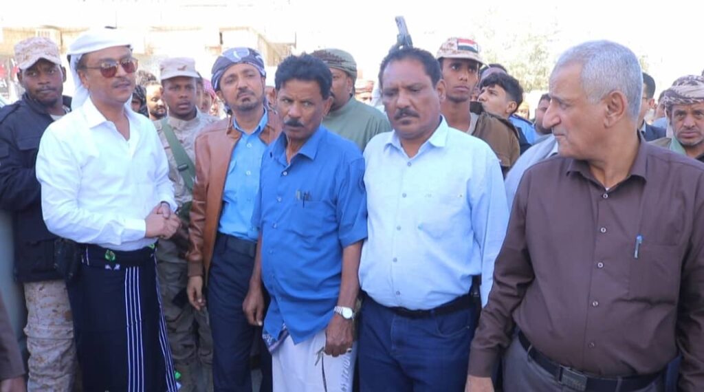 السلطة المحلية بمديرية سيئون تنفذ حملة ميدانية للحد من العشوائيات بسوق المدينة. السلطة المحلية بمديرية سيئون تنفذ حملة ميدانية للحد من العشوائيات بسوق المدينة.