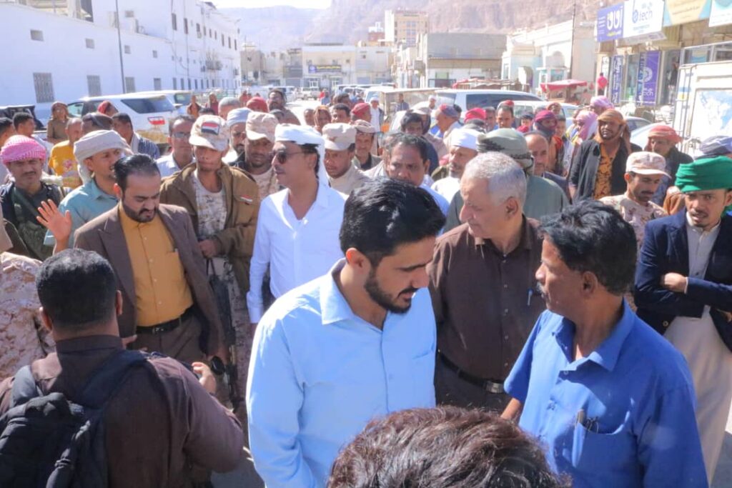 السلطة المحلية بمديرية سيئون تنفذ حملة ميدانية للحد من العشوائيات بسوق المدينة. السلطة المحلية بمديرية سيئون تنفذ حملة ميدانية للحد من العشوائيات بسوق المدينة.