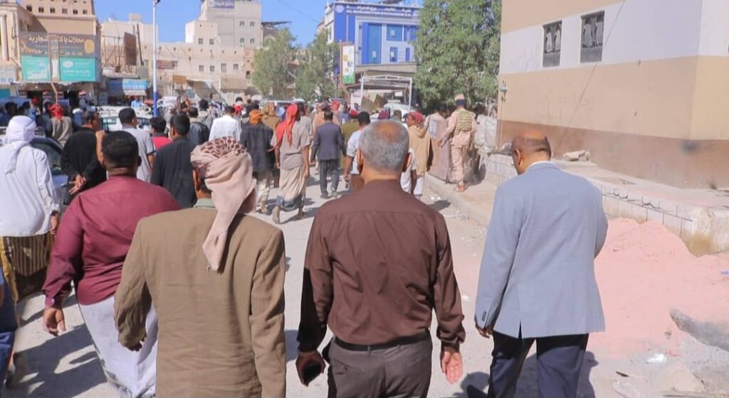 السلطة المحلية بمديرية سيئون تنفذ حملة ميدانية للحد من العشوائيات بسوق المدينة. السلطة المحلية بمديرية سيئون تنفذ حملة ميدانية للحد من العشوائيات بسوق المدينة.