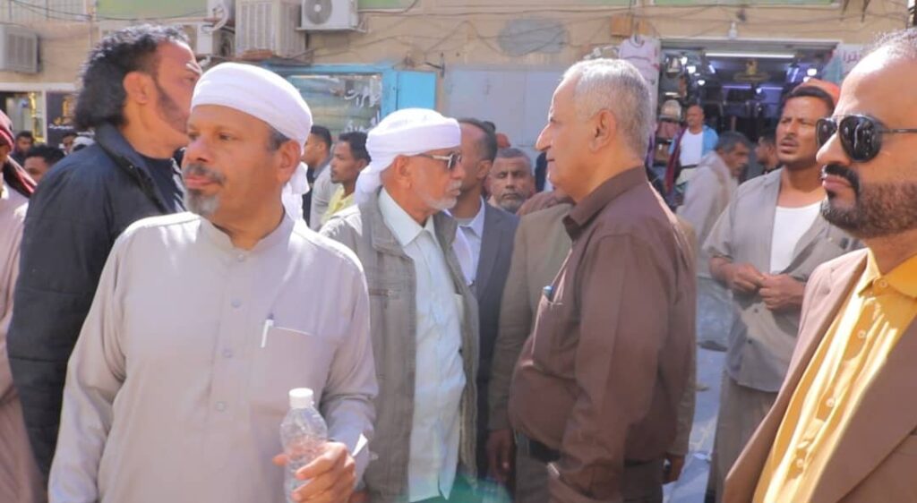 السلطة المحلية بمديرية سيئون تنفذ حملة ميدانية للحد من العشوائيات بسوق المدينة. السلطة المحلية بمديرية سيئون تنفذ حملة ميدانية للحد من العشوائيات بسوق المدينة.