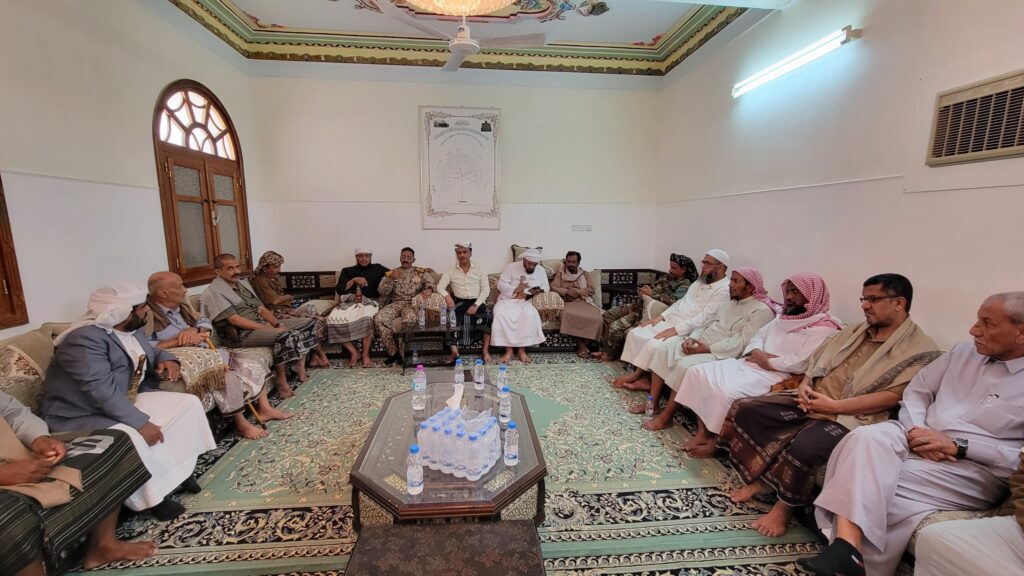 القطن : مقدم شمل قبائل يافع بني مالك حضرموت الشيخ احمد عيسى بن هرهرة يستضبيف في بيته عدد من القيادات العسكرية والامنية الجنوبية والشخصيات الاجتماعية القطن : مقدم شمل قبائل يافع بني مالك حضرموت الشيخ احمد عيسى بن هرهرة يستضبيف في بيته عدد من القيادات العسكرية والامنية الجنوبية والشخصيات الاجتماعية