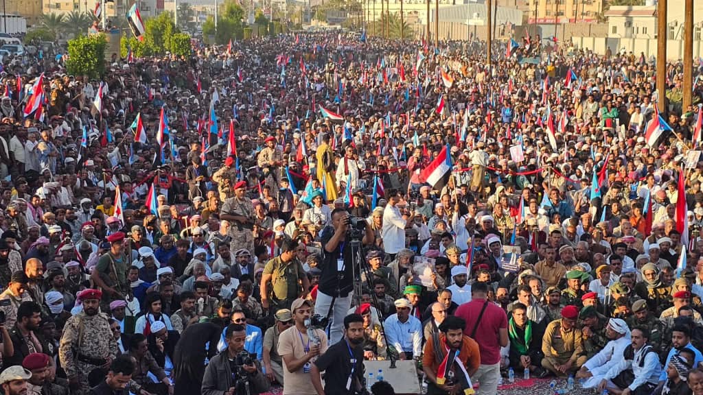 تعرف على البيان الختامي لمليونية النصر وإعلان دولة الجنوب العربي التي اقيمت في سيئون: تعرف على البيان الختامي لمليونية النصر وإعلان دولة الجنوب العربي التي اقيمت في سيئون: