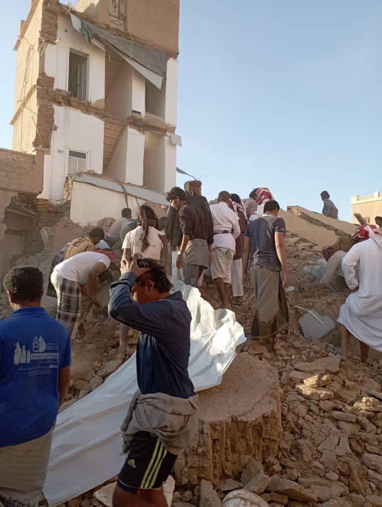 محافظ حضرموت يوجه بتكثيف عمليات الإنقاذ ورعاية ضحايا انهيار مبنى سكني في مديرية رخية محافظ حضرموت يوجه بتكثيف عمليات الإنقاذ ورعاية ضحايا انهيار مبنى سكني في مديرية رخية