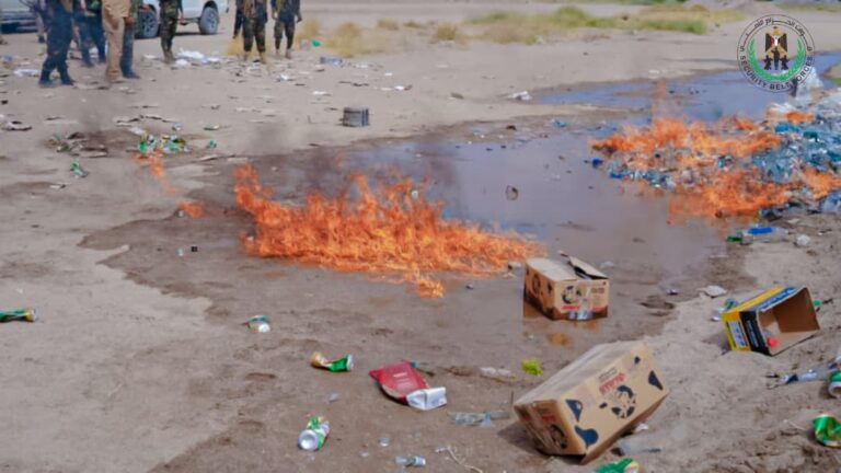 باشراف العميد الوالي.. إدارة مكافحة المخد_رات بقوات الحزام الأمني تتلف (2795) قارورة وعلبة من الخمو/ر المهربة - باشراف العميد الوالي.. إدارة مكافحة المخد_رات بقوات الحزام الأمني تتلف (2795) قارورة وعلبة من الخمو/ر المهربة -