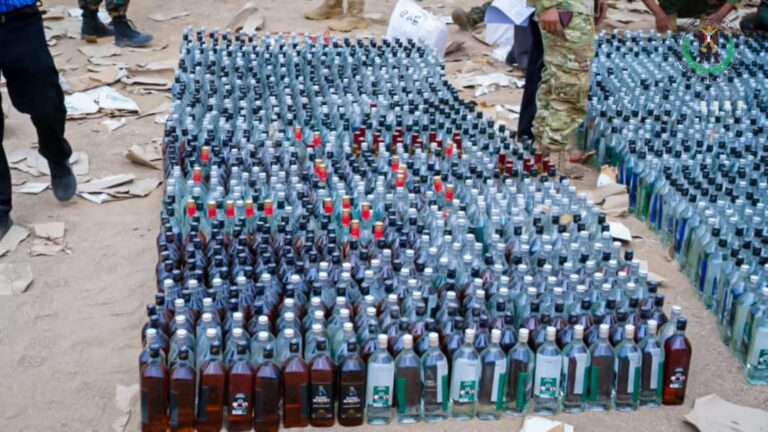 باشراف العميد الوالي.. إدارة مكافحة المخد_رات بقوات الحزام الأمني تتلف (2795) قارورة وعلبة من الخمو/ر المهربة - باشراف العميد الوالي.. إدارة مكافحة المخد_رات بقوات الحزام الأمني تتلف (2795) قارورة وعلبة من الخمو/ر المهربة -