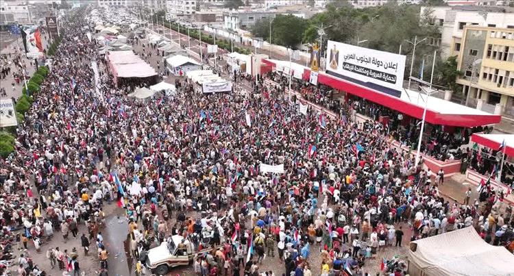 اخبار وتقارير - صور - أكبر حشود جماهيرية في ساحة إلاعتصام بعدن تطالب بإعلان دولة الجنوب اخبار وتقارير - صور - أكبر حشود جماهيرية في ساحة إلاعتصام بعدن تطالب بإعلان دولة الجنوب