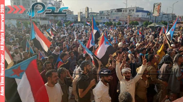 اخبار عدن - عاجل / حشود بالآلاف تملأ ساحة العروض في الاعتصام المطالب باستعادة دولة الجنوب (صور) اخبار عدن - عاجل / حشود بالآلاف تملأ ساحة العروض في الاعتصام المطالب باستعادة دولة الجنوب (صور)