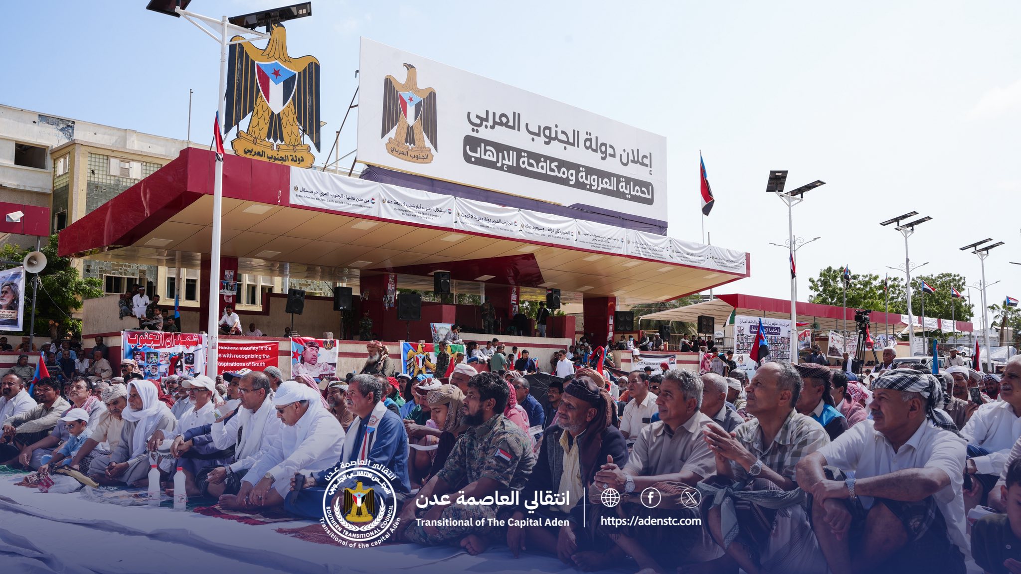 جماهير الجنوب تؤدي صلاة جمعة الوفاء للحليف الصادق في ساحة العروض بالعاصمة عدن - جماهير الجنوب تؤدي صلاة جمعة الوفاء للحليف الصادق في ساحة العروض بالعاصمة عدن -