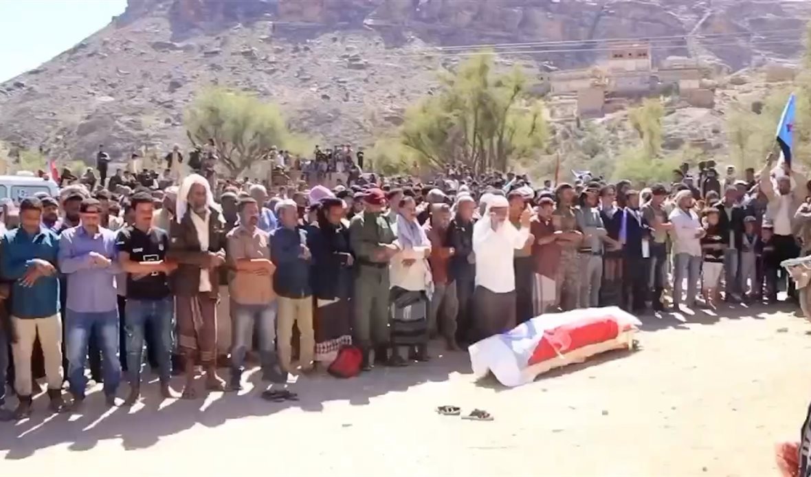 أبناء الحصين بالضالع يشيّعون جثمان نصر الحيدري أحد شهداء القصف السعودي في حضرموت - أبناء الحصين بالضالع يشيّعون جثمان نصر الحيدري أحد شهداء القصف السعودي في حضرموت -