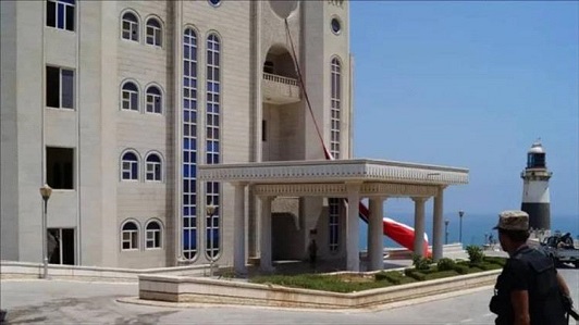 تبديل بين قوات العاصفة والعمالقة في قصر معاشيق - تبديل بين قوات العاصفة والعمالقة في قصر معاشيق -