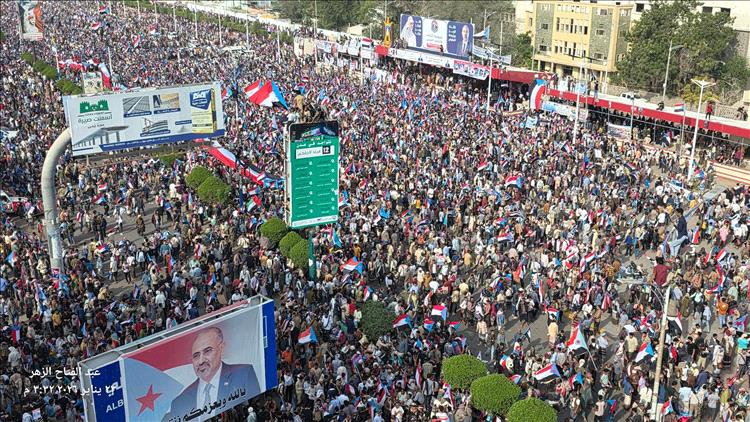 اخبار وتقارير - صور - حشود غير مسبوقة في مليونية الثبات والتصعيد الشعبي بعدن اخبار وتقارير - صور - حشود غير مسبوقة في مليونية الثبات والتصعيد الشعبي بعدن