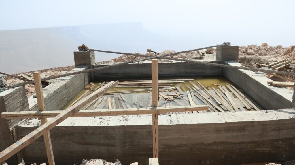 مدير عام مديرية حجر الصيعر يتفقد سير العمل في إنشاء برج الاتصالات بالمديرية مدير عام مديرية حجر الصيعر يتفقد سير العمل في إنشاء برج الاتصالات بالمديرية