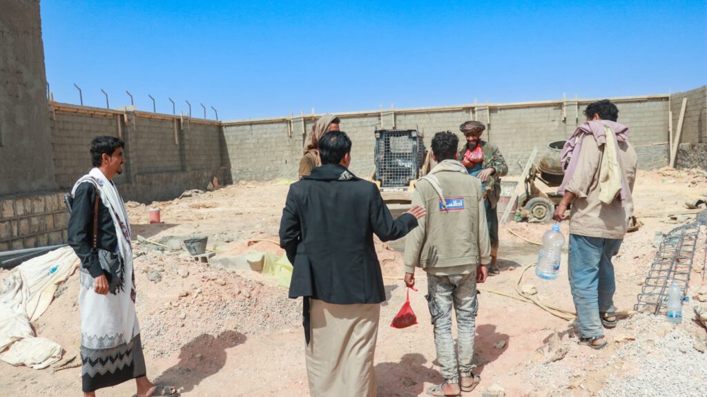 مدير عام مديرية حجر الصيعر يتفقد سير العمل في إنشاء برج الاتصالات بالمديرية مدير عام مديرية حجر الصيعر يتفقد سير العمل في إنشاء برج الاتصالات بالمديرية