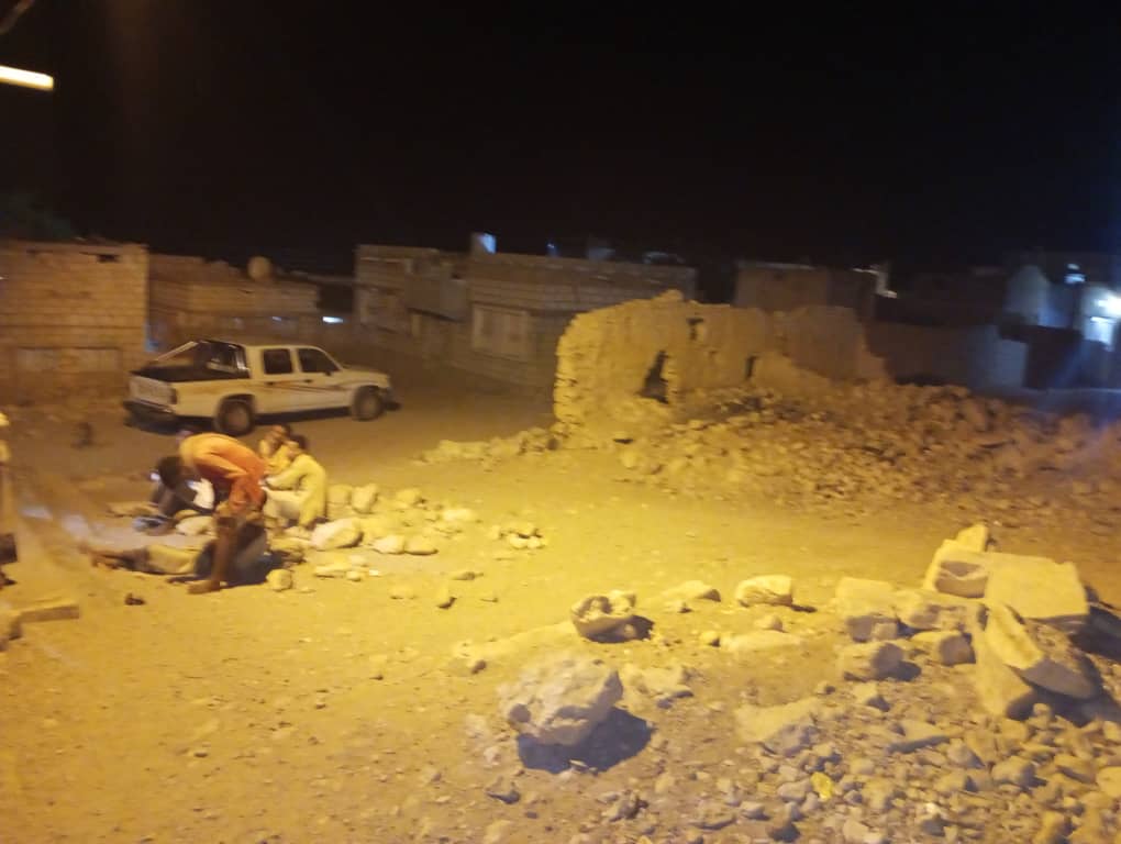 *تأهباً لشهر رمضان الفضيل .. مكتب الأشغال بالشحر يواصل حملة صيانة الإنارة في قرئ وأرياف المديرية *تأهباً لشهر رمضان الفضيل .. مكتب الأشغال بالشحر يواصل حملة صيانة الإنارة في قرئ وأرياف المديرية