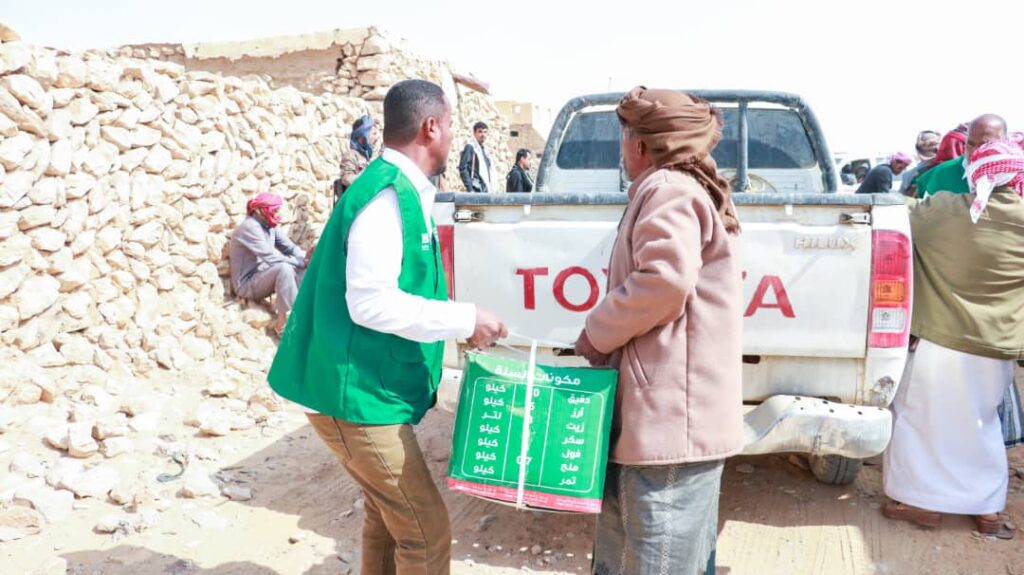 بتمويل مركز الملك سلمان للإغاثة.. مدير عام حجر الصيعر يدشّن مشروع توزيع المساعدات الغذائية الطارئة بتمويل مركز الملك سلمان للإغاثة.. مدير عام حجر الصيعر يدشّن مشروع توزيع المساعدات الغذائية الطارئة