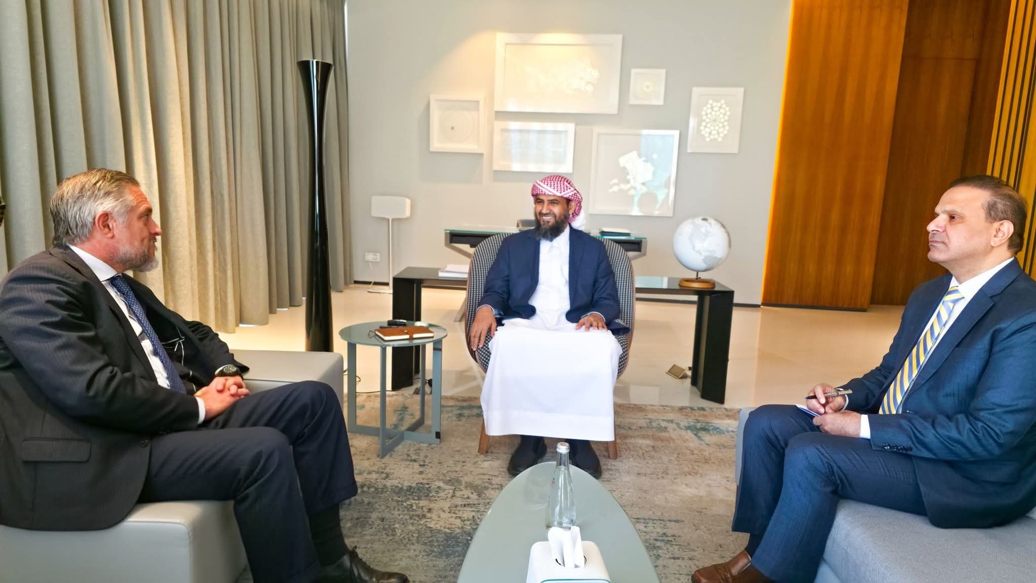 عضو مجلس القيادة الرئاسي عبدالرحمن المحرّمي يلتقي سفير الاتحاد الأوروبي لدى اليمن عضو مجلس القيادة الرئاسي عبدالرحمن المحرّمي يلتقي سفير الاتحاد الأوروبي لدى اليمن