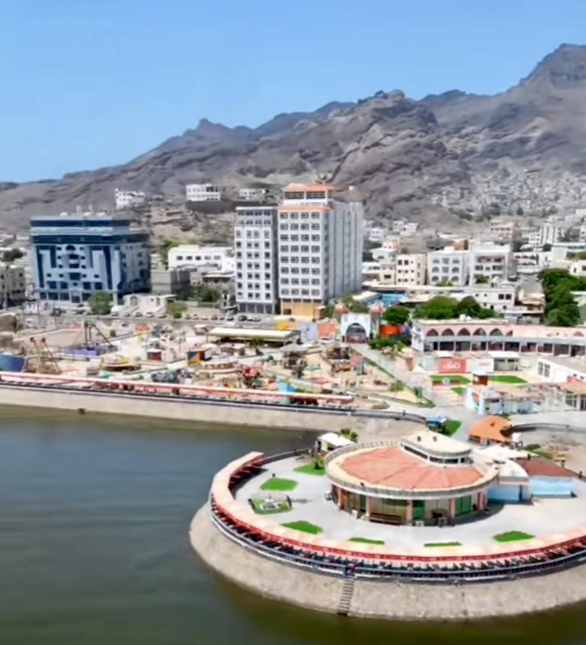 سكان عدن يرحبون بخطوة إخراج المعسكرات من المدينة - سكان عدن يرحبون بخطوة إخراج المعسكرات من المدينة -