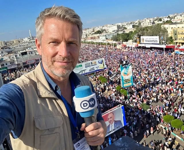 وسائل إعلام دولية تغطي مليونية دعم الإعلان الدستوري في ساحة العروض بعدن وسائل إعلام دولية تغطي مليونية دعم الإعلان الدستوري في ساحة العروض بعدن