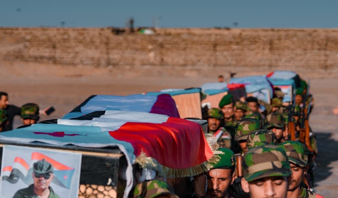 الرئيس الزُبيدي يؤدي صلاة الجنازة ويتقدّم جموع مُشيّعي شهداء عملية "المستقبل الواعد" الرئيس الزُبيدي يؤدي صلاة الجنازة ويتقدّم جموع مُشيّعي شهداء عملية "المستقبل الواعد"