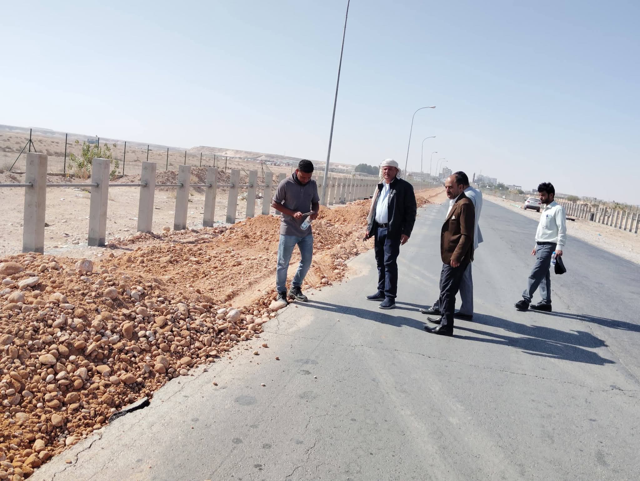 إدارة جمرك شحن وميناء شحن البري يدشنان أعمال تحسين وصيانة الطريق الرابط بين الحدود اليمنية العُمانية - إدارة جمرك شحن وميناء شحن البري يدشنان أعمال تحسين وصيانة الطريق الرابط بين الحدود اليمنية العُمانية -