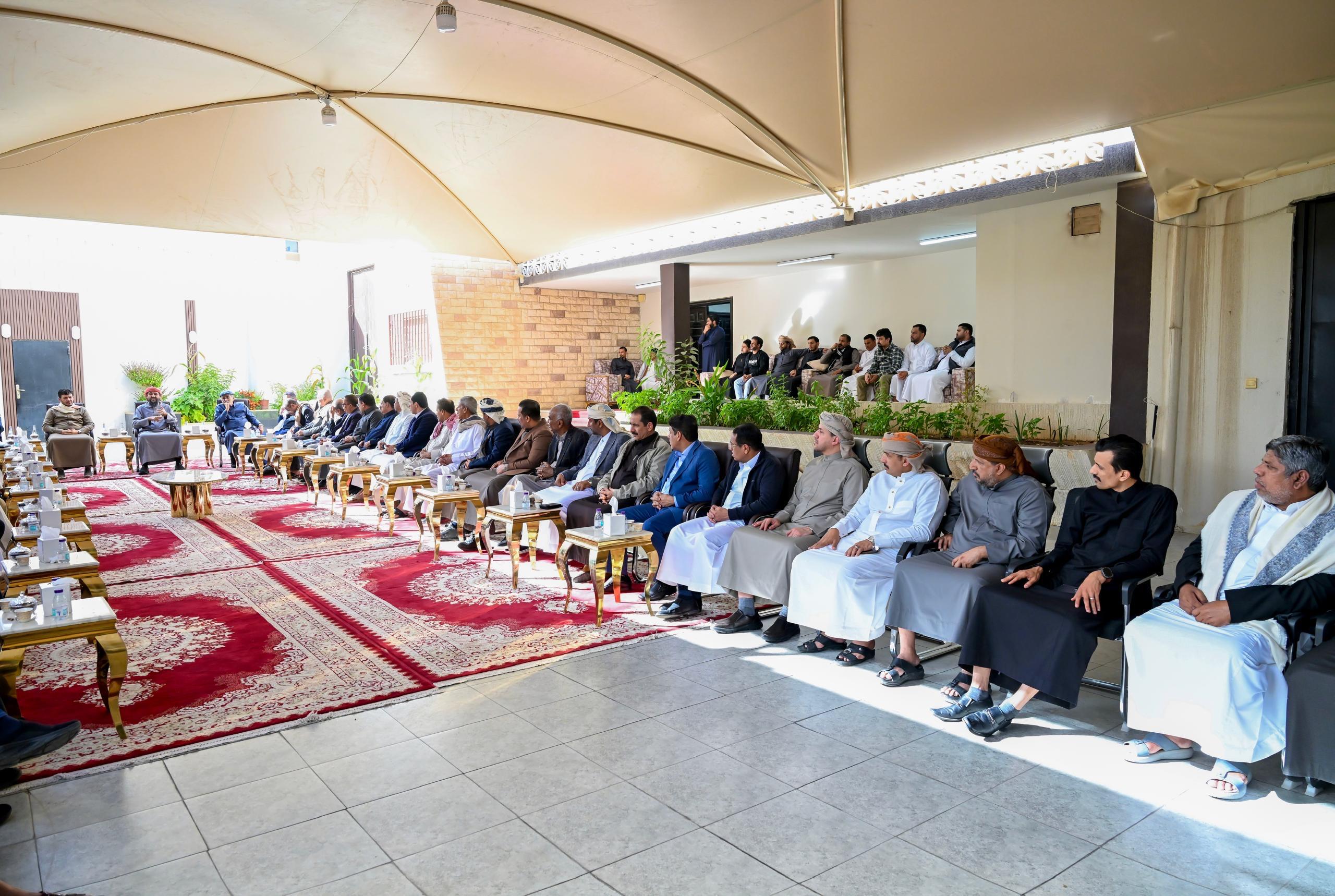 العليمي يستضيف لقاءً وديًا للقيادة الجنوبية لمناقشة مستجدات الأوضاع الراهنة - العليمي يستضيف لقاءً وديًا للقيادة الجنوبية لمناقشة مستجدات الأوضاع الراهنة -