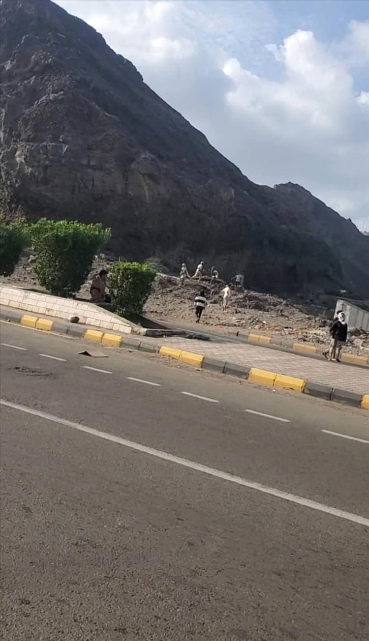 اخبار عدن - عاجل/ احباط واطلاق رصاص على تجمع لمسلحين أمام معسكر جبل حديد اخبار عدن - عاجل/ احباط واطلاق رصاص على تجمع لمسلحين أمام معسكر جبل حديد