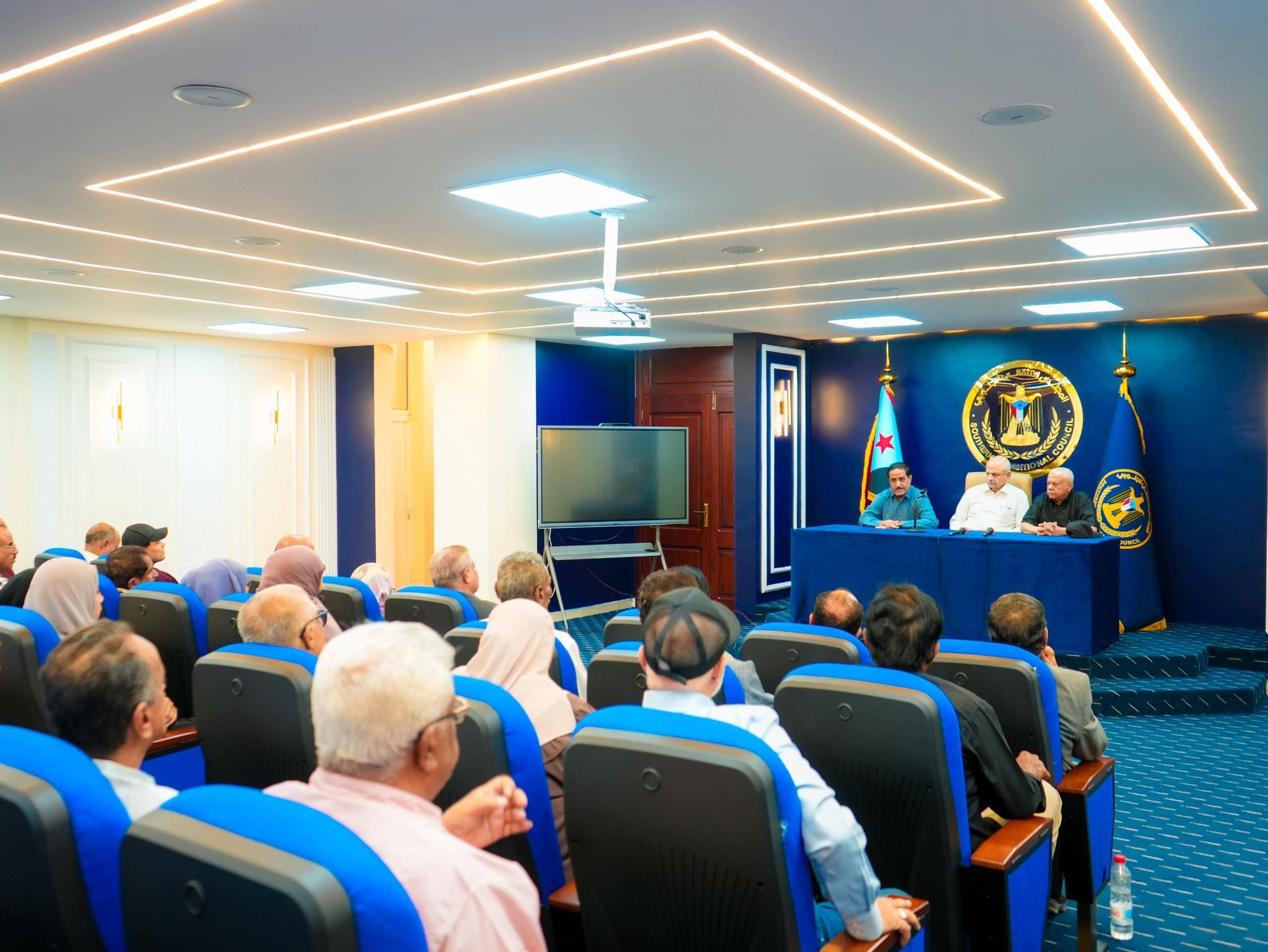 بيان صادر عن الاجتماع الاستثنائي الطارئ للجمعية الوطنية ومجلس المستشارين والأمانة العامة بالمجلس الانتقالي الجنوبي "صور" - بيان صادر عن الاجتماع الاستثنائي الطارئ للجمعية الوطنية ومجلس المستشارين والأمانة العامة بالمجلس الانتقالي الجنوبي "صور" -