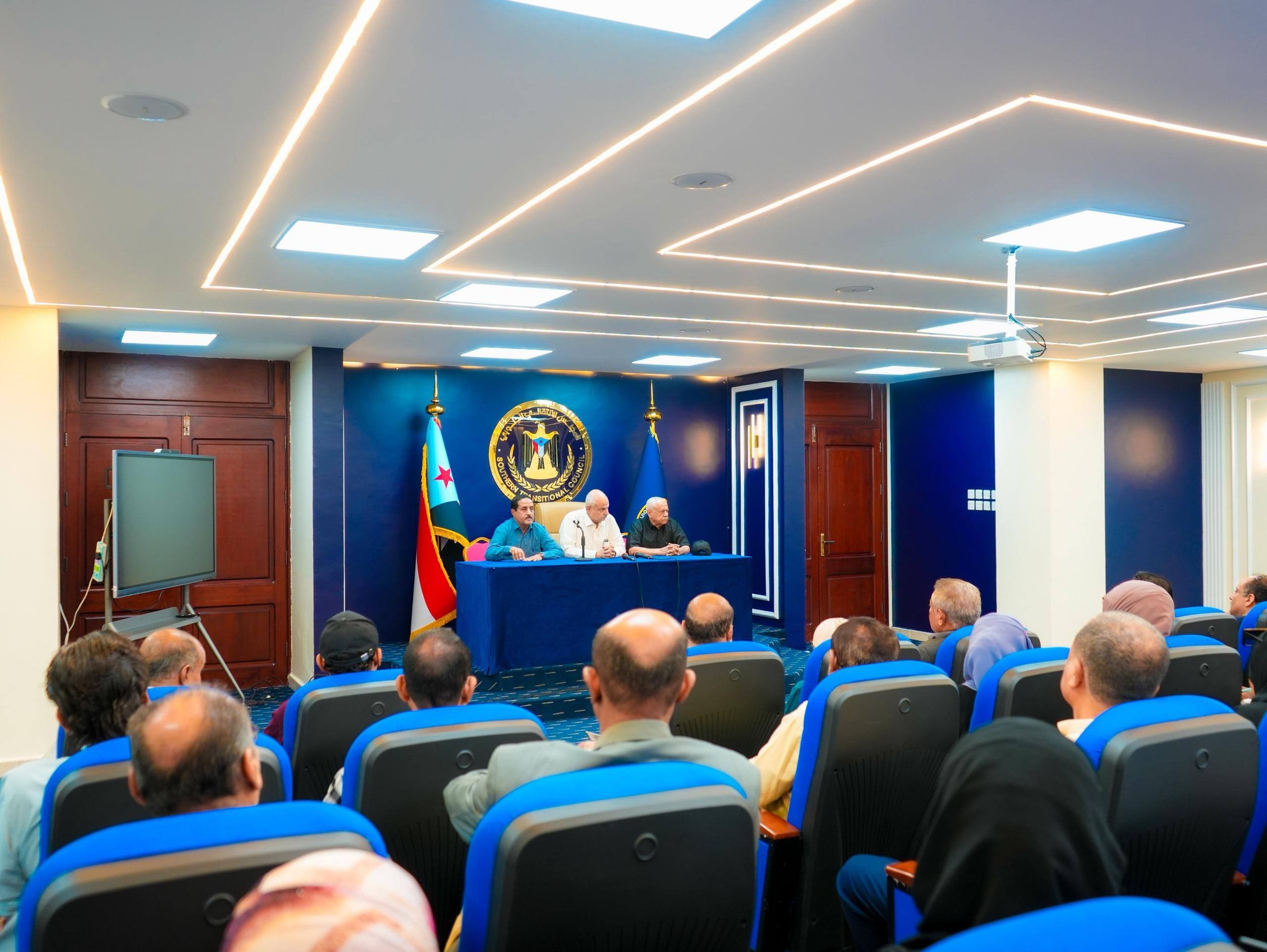 بيان صادر عن الاجتماع الاستثنائي الطارئ للجمعية الوطنية ومجلس المستشارين والأمانة العامة بالمجلس الانتقالي الجنوبي "صور" - بيان صادر عن الاجتماع الاستثنائي الطارئ للجمعية الوطنية ومجلس المستشارين والأمانة العامة بالمجلس الانتقالي الجنوبي "صور" -