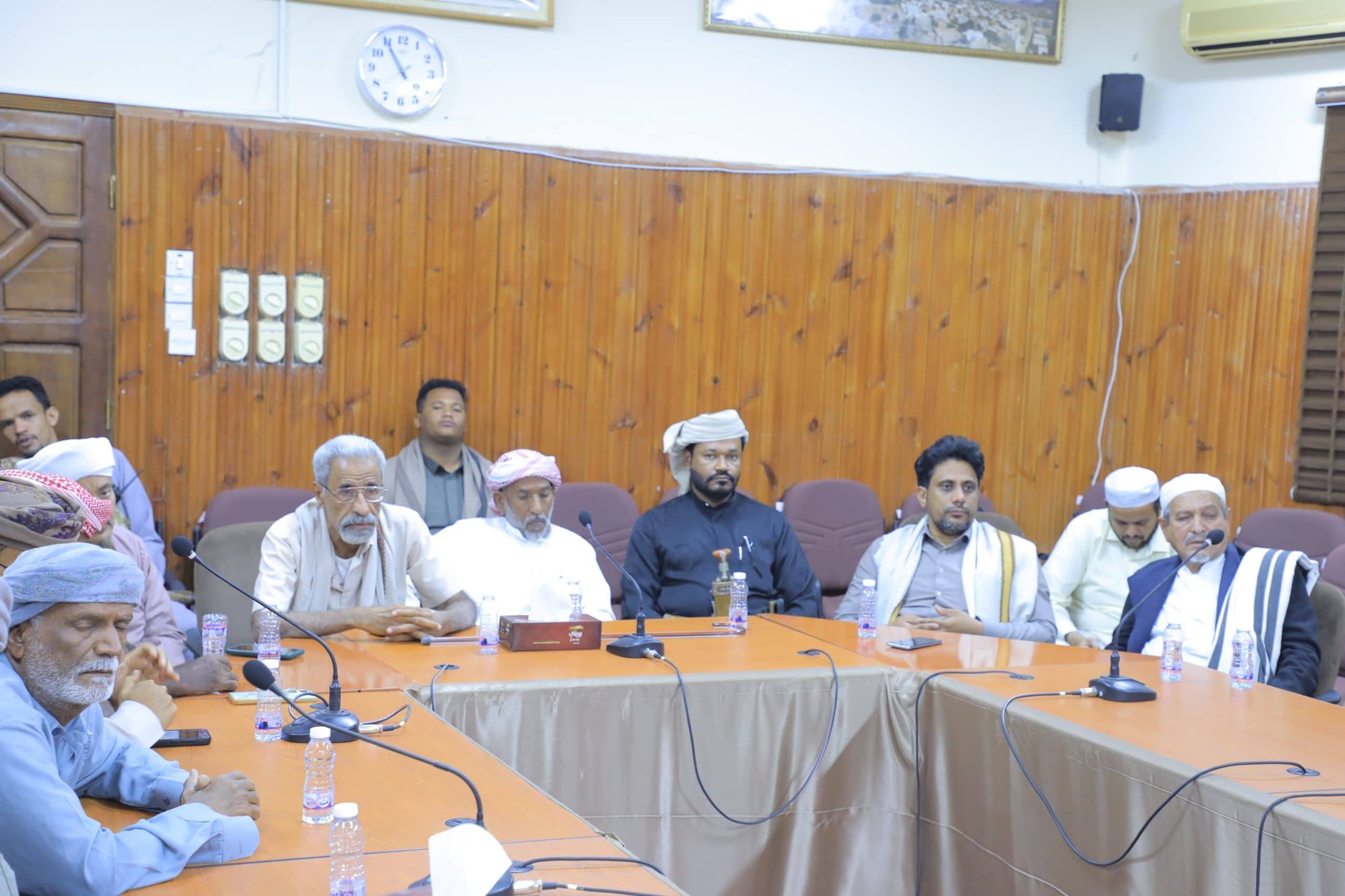 الوكيل العامري يلتقي وجهاء وأعيان وعُقّال مديريتي شبام والقطن لبحث تعزيز الأمن والاستقرار. الوكيل العامري يلتقي وجهاء وأعيان وعُقّال مديريتي شبام والقطن لبحث تعزيز الأمن والاستقرار.