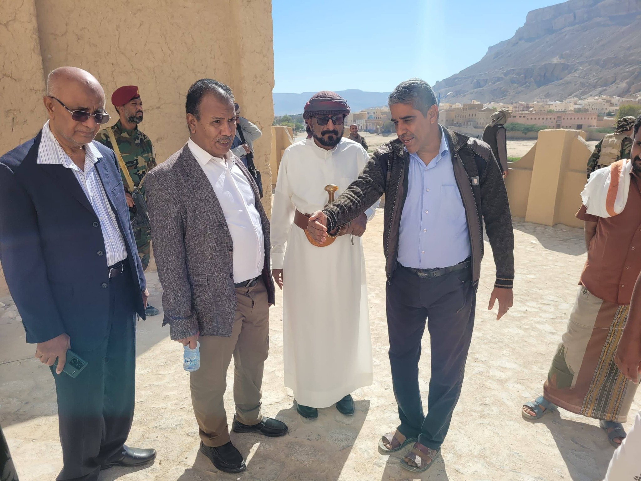 الوكيل العامري يتفقد الاضرار بأحد المنازل المنهارة في مدينة شبام التاريخية ويوجه باتخاذ الإجراءات المناسبة الوكيل العامري يتفقد الاضرار بأحد المنازل المنهارة في مدينة شبام التاريخية ويوجه باتخاذ الإجراءات المناسبة
