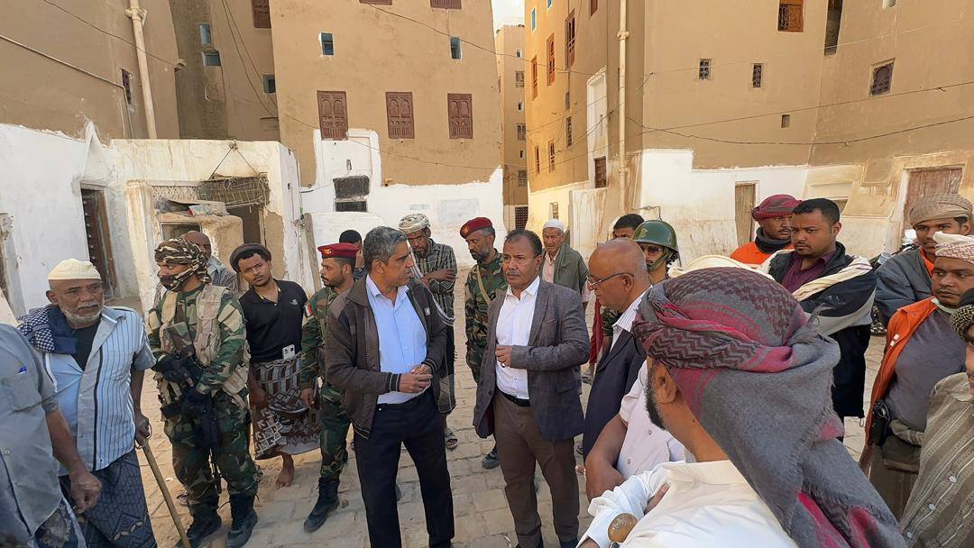 الوكيل العامري يتفقد الاضرار بأحد المنازل المنهارة في مدينة شبام التاريخية ويوجه باتخاذ الإجراءات المناسبة الوكيل العامري يتفقد الاضرار بأحد المنازل المنهارة في مدينة شبام التاريخية ويوجه باتخاذ الإجراءات المناسبة