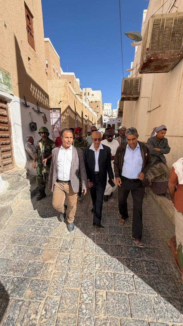 الوكيل العامري يتفقد الاضرار بأحد المنازل المنهارة في مدينة شبام التاريخية ويوجه باتخاذ الإجراءات المناسبة الوكيل العامري يتفقد الاضرار بأحد المنازل المنهارة في مدينة شبام التاريخية ويوجه باتخاذ الإجراءات المناسبة