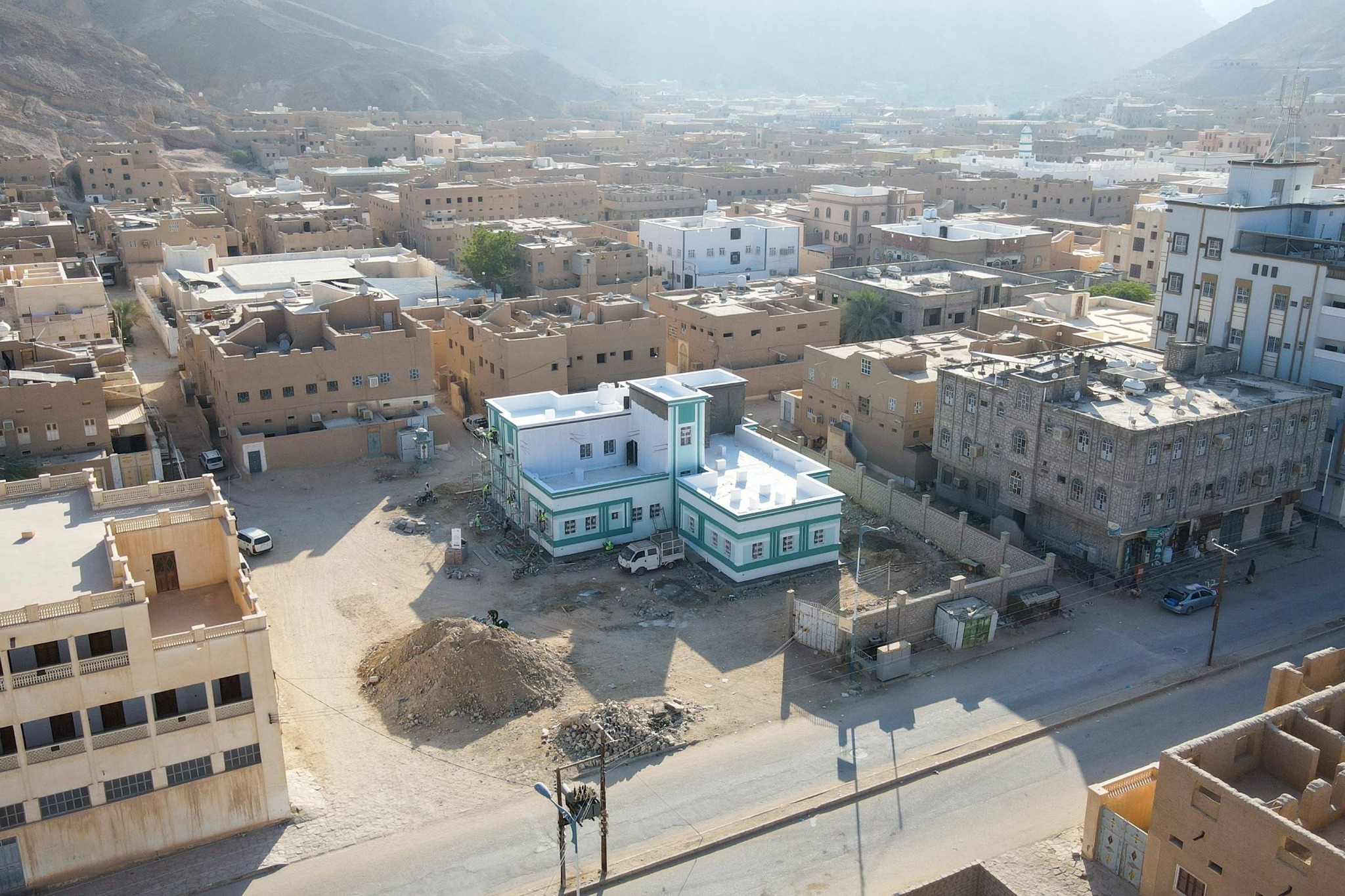 الوكيل العامري يتفقد سير الأعمال في مشروع مستشفى المحسنة بمنطقة مريمة بسيئون الوكيل العامري يتفقد سير الأعمال في مشروع مستشفى المحسنة بمنطقة مريمة بسيئون