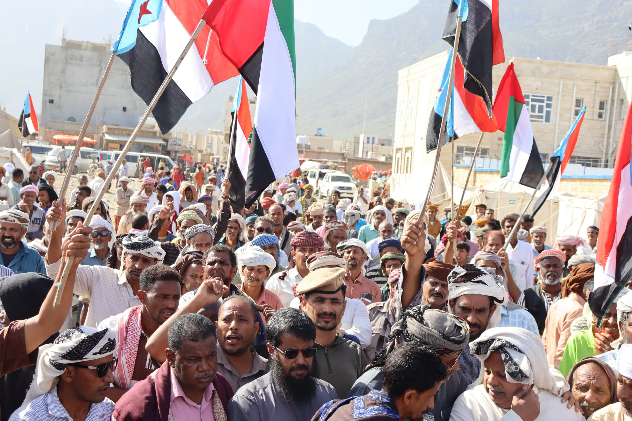 احتشاد جماهيري واسع في ساحة الاعتصام بسقطرى يؤكد التمسك بالمطالب الجنوبية احتشاد جماهيري واسع في ساحة الاعتصام بسقطرى يؤكد التمسك بالمطالب الجنوبية