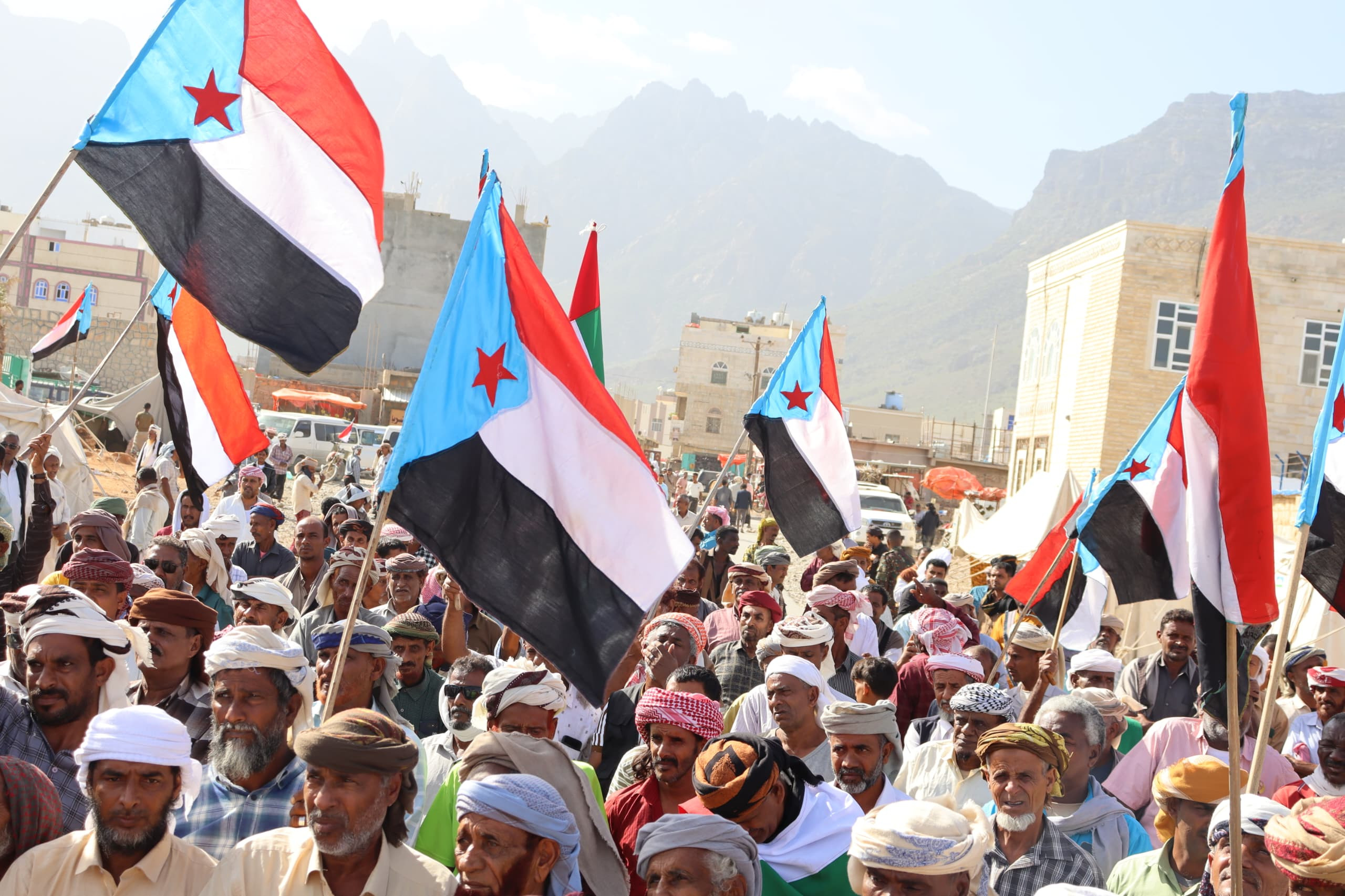 احتشاد جماهيري واسع في ساحة الاعتصام بسقطرى يؤكد التمسك بالمطالب الجنوبية احتشاد جماهيري واسع في ساحة الاعتصام بسقطرى يؤكد التمسك بالمطالب الجنوبية