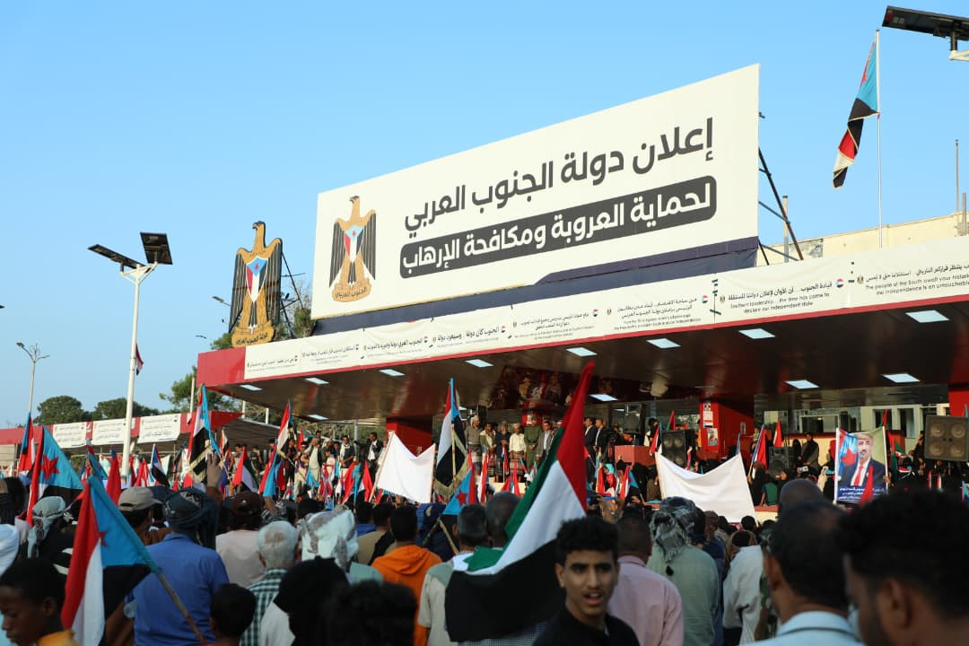 حشود أبين تصل ساحة الاعتصام المفتوح بالعاصمة عدن للمطالبة بإعلان دولة الجنوب العربي حشود أبين تصل ساحة الاعتصام المفتوح بالعاصمة عدن للمطالبة بإعلان دولة الجنوب العربي