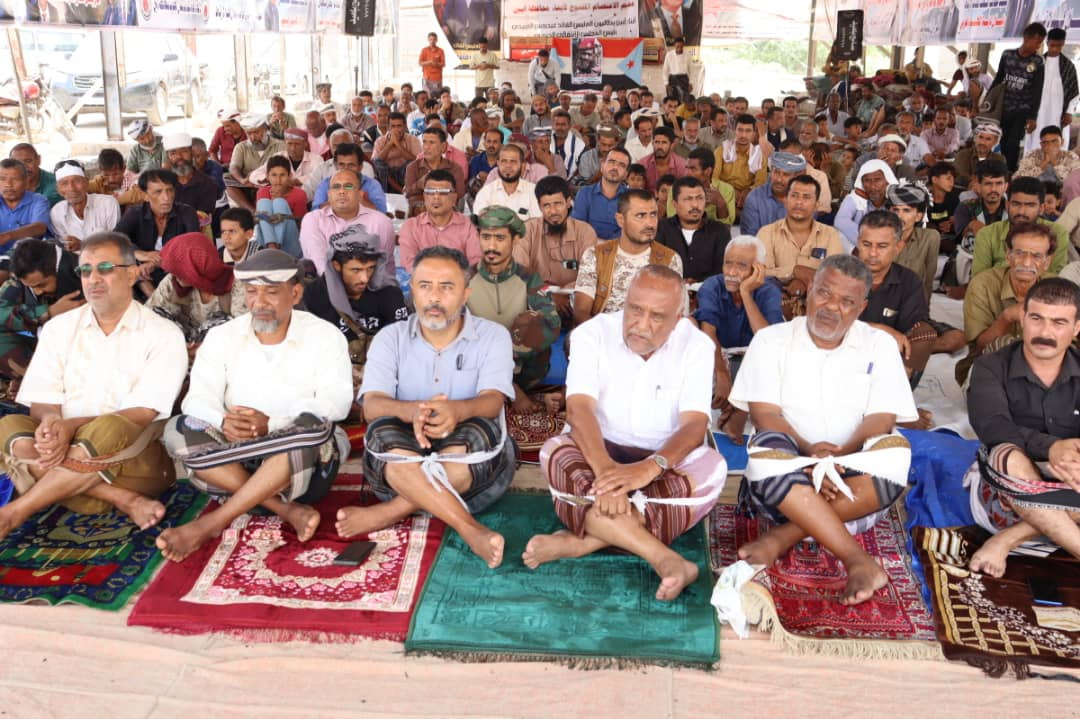أبناء أبين يؤدّون صلاة الجمعة تحت شعار "الوفاء للحليف الصادق" في ساحة الاعتصام بزنجبار أبناء أبين يؤدّون صلاة الجمعة تحت شعار "الوفاء للحليف الصادق" في ساحة الاعتصام بزنجبار
