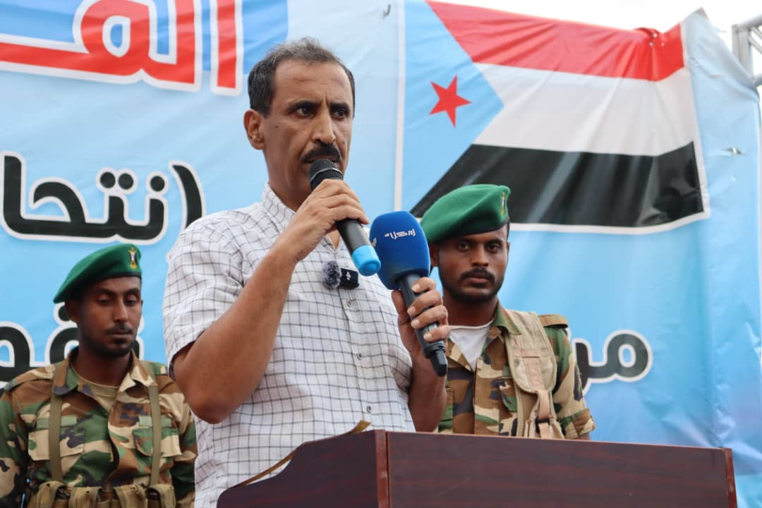 حشود جماهيرية غفيرة في ساحة الاعتصام بالمكلا تندد بالعدوان الشمالي والسعودي على الجنوب حشود جماهيرية غفيرة في ساحة الاعتصام بالمكلا تندد بالعدوان الشمالي والسعودي على الجنوب