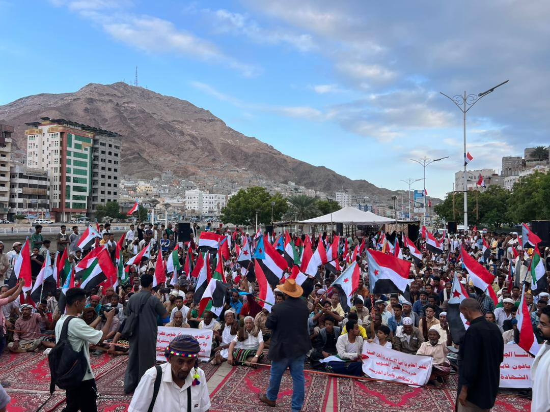 حشود جماهيرية غفيرة في ساحة الاعتصام بالمكلا تندد بالعدوان الشمالي والسعودي على الجنوب حشود جماهيرية غفيرة في ساحة الاعتصام بالمكلا تندد بالعدوان الشمالي والسعودي على الجنوب